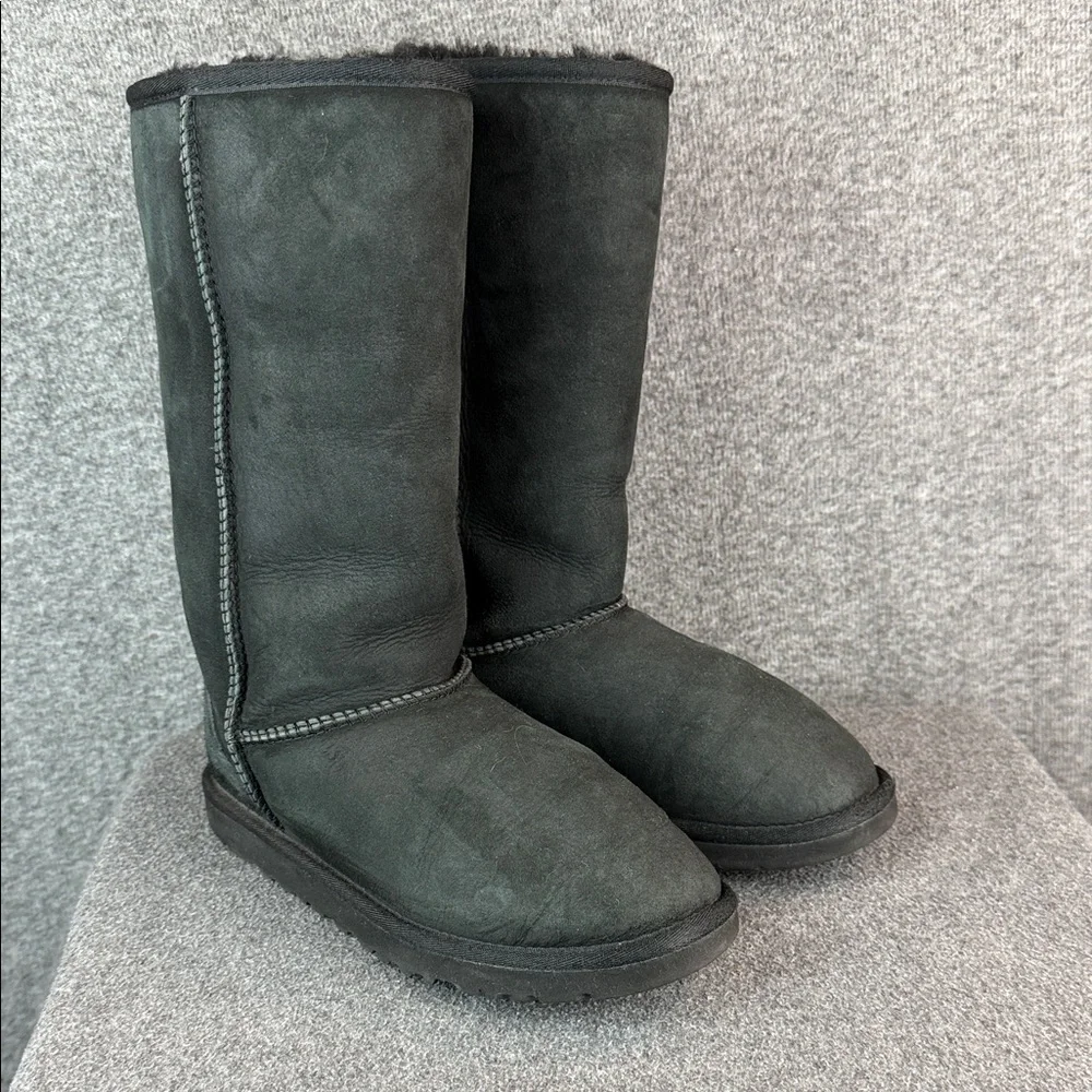 UGG Classic Black‎ Leather Sheepskin Boots Size 5